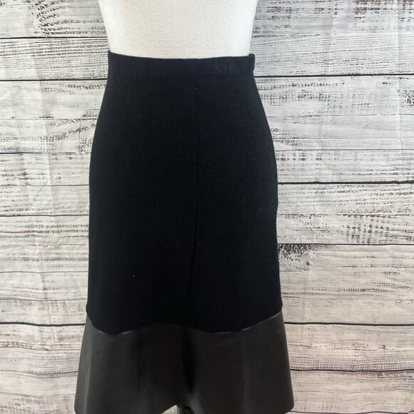 Milano Skirt size Medium Black Sweater Fleece Faux Leather A Line Knee Stretch - Picture 2 of 8